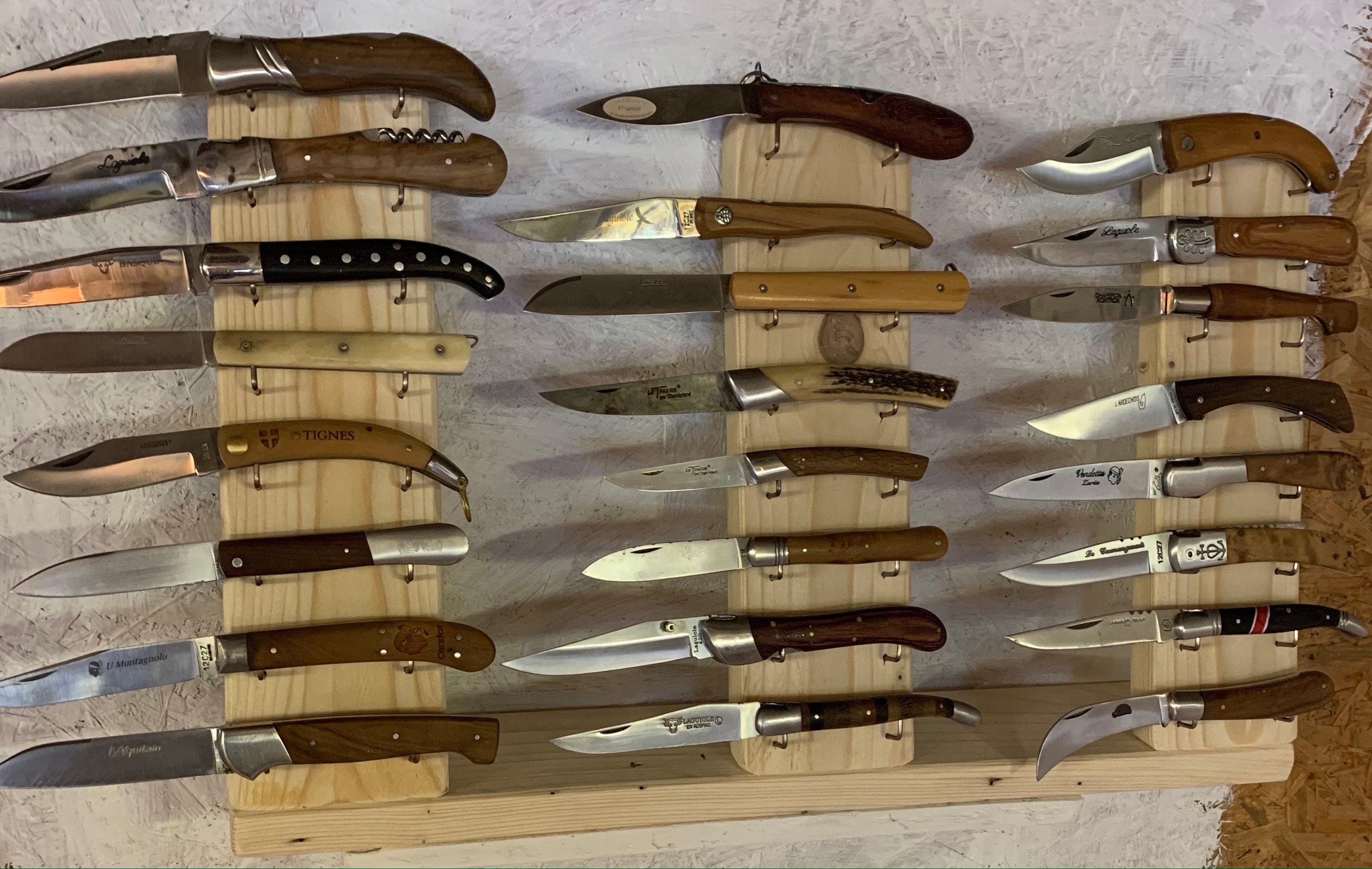 Présentoir 10 couteaux oblique à poser en bois de palette