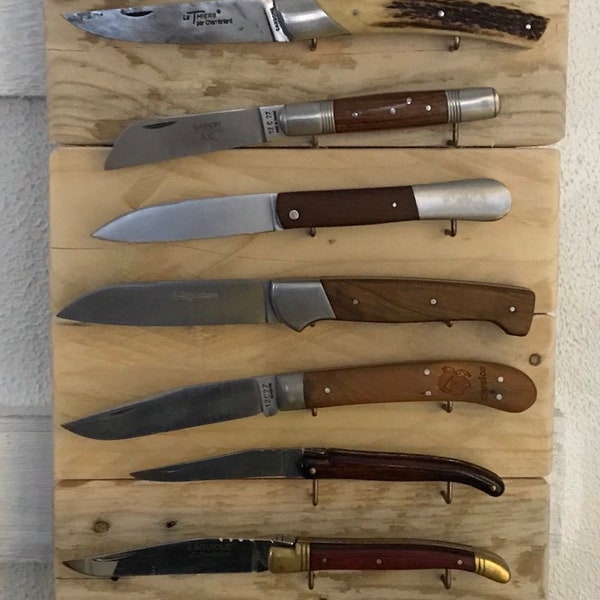 Wanddisplay aus Palettenholz mit 11 Messern, Metallhalterung – einzigartige Kreation