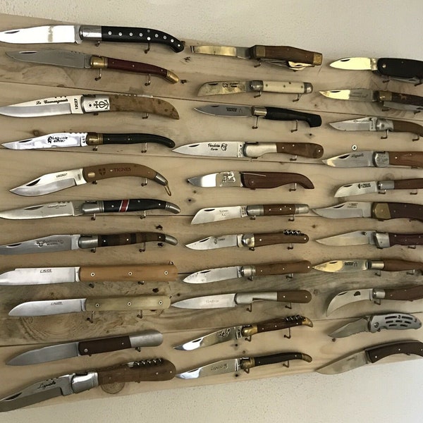 Display aus rohem Palettenholz mit 33 Messern und Metallhalterung – einzigartige Kreation