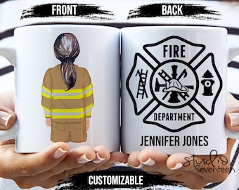 Può includere: Tazza in ceramica bianca con un'illustrazione in bianco e nero di un vigile del fuoco sul davanti e un emblema di vigile del fuoco nero con il testo "FIRE DEPARTMENT" e "JENNIFER JONES" sul retro.