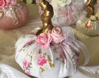 Abóboras de tecido em miniatura, abóboras em bandeja de vários andares, abóbora estilo shabby chic.