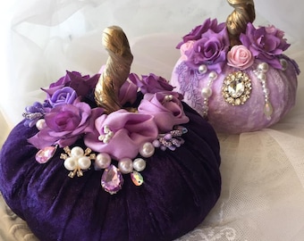 Lila Samt Kürbisse Hochzeit im Herbst Dekor Kürbis Herzstück Kürbis Tischdekoration