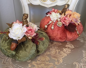 Elegante fluwelen pompoen als middelpunt Herfstkleuren decor Saliegroene pompoenen