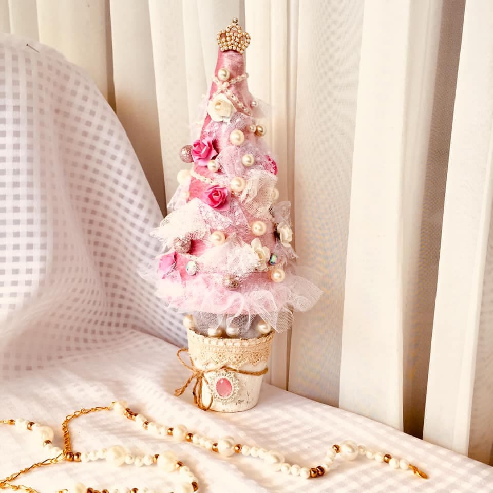34 Space-Saving Christmas Decor Ideas for Apartments 19 Mini Christmas tree Tabletop christmas tree Artificial tree Pink…