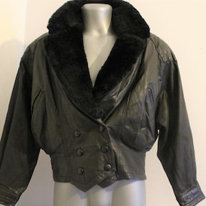 Veste en cuir recadrée Femmes, veste de moto des années 80, veste américaine vintage, veste en cuir noir col en fausse fourrure, Biker Jacket Taille M