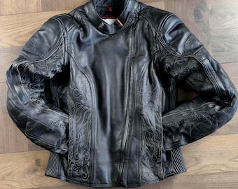 Jaqueta Hein Gericke de couro preto, com bordado de motocicleta vintage, tamanho pequeno.