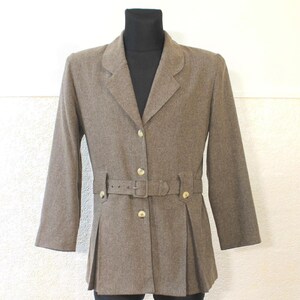 Veste vintage en laine : Manteau court édouardien marron à ceinture et plis, style safari, taille moyenne.