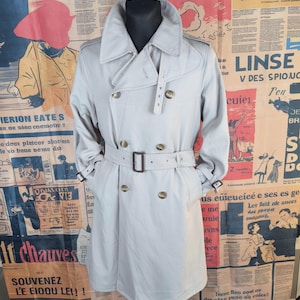 Puede incluir: Un juego de tres tazas de cerámica con un acabado moteado y mate. Las tazas son en tonos crema, gris claro y gris oscuro. Cada taza tiene un diseño simple y minimalista, perfecto para café o té.