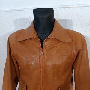 Veste en cuir brun clair, veste Safari, veste en cuir vintage des années 70, veste minimaliste, veste rave, veste en cuir zippée Taille Petite