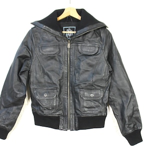 veste en cuir noir col haut, veste en cuir recadrée vintage, veste de moto femme, veste en cuir vintage, veste en cuir courte Petite