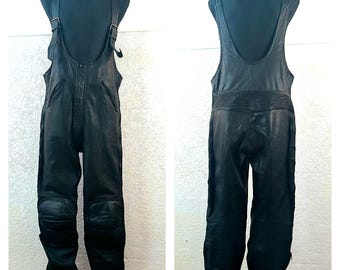 Calça jardineira de couro preta para motociclista: jardineira vintage tamanho 58 (grande).