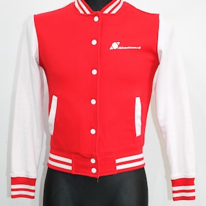 Puede incluir: Chaqueta de béisbol roja y blanca con un logotipo blanco que dice "chigakubun.ch" en la parte delantera.