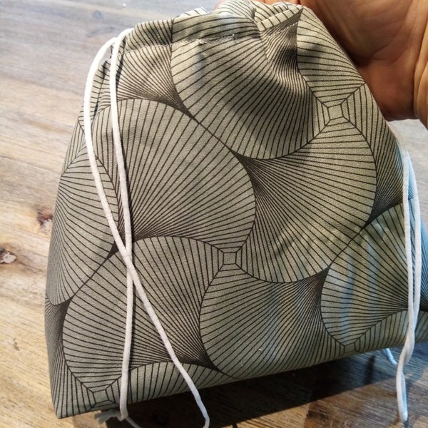 Large Japanese lunch bag kinchaku in a great fan look, traditional oeko-tex cotton fabric 21x20x13cm