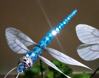 Set di 2 libellule con piume in vetro cristallo, ottimo effetto scintillante, spina per piante lunga 11 cm, spina da giardino