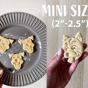 Puede incluir: Tres cortadores de galletas en forma de perro mini en un plato gris. Los cortadores de galletas miden 2-2.5 pulgadas. Un cortador de galletas se est&aacute; sosteniendo en una mano.