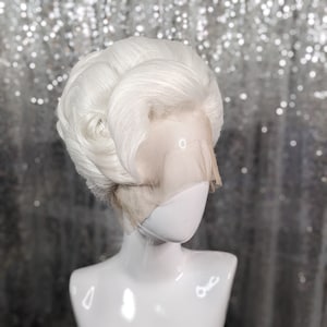 MADE TO ORDER 1950er Jahre Larissa Weems Perücke, MITTWOCHS-Perücke, Mid-Century White Updo Perücke, Lacefront Perücke, Posing Queen Perücke, Burlesque Perücke