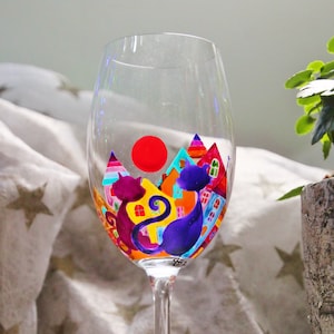 Grazioso bicchiere da vino in cristallo, tema gatto, molto colorato e dipinto a mano. Pezzo originale ed unico, firmato e numerato