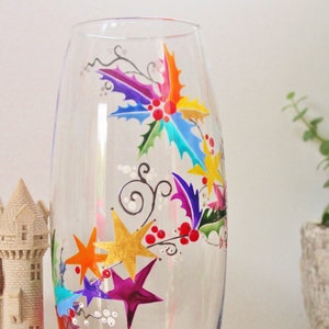 Schöne handgemalte Vase, Weihnachtsmotiv, Stechpalmen und bunte Sterne, Einzelstück und Handarbeit, signiert und nummeriert–Malerei auf Glas