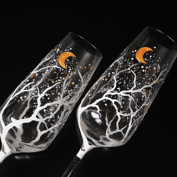 Deux flutes à champagne en cristal peintes à la main blanc perle personnalisables décorées par une forêt d'arbres enneigés sous la lune