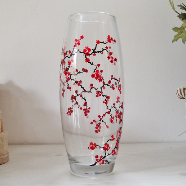 Joli vase peint à la main ou une guirlande de fleurs de cerisiers du japon sillonne la paroi du vase, original, signé et numéroté