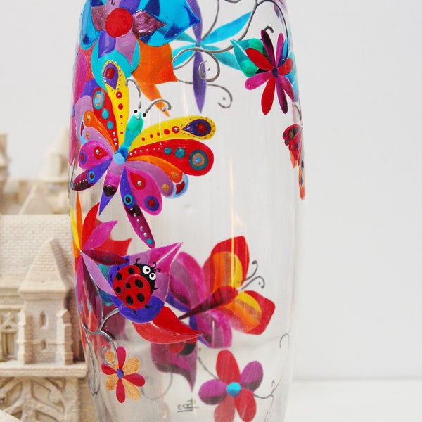 Grand vase multicolore peint à la main sur le thème des coccinelles et des papillons voletant au milieu des fleurs Pièce unique