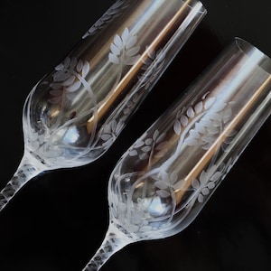 Jolies flutes peintes à la main personnalisables en cristal de bohème à offrir à l'occasion d'un anniversaire de mariage uniques