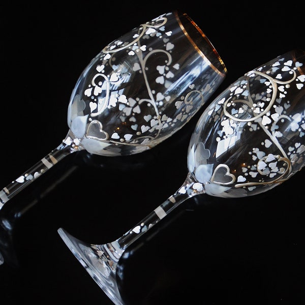 Duo de verres de vin saint valentin en cristal de bohème peints à la main décorés de bouquets de petits coeurs blancs pièces uniques