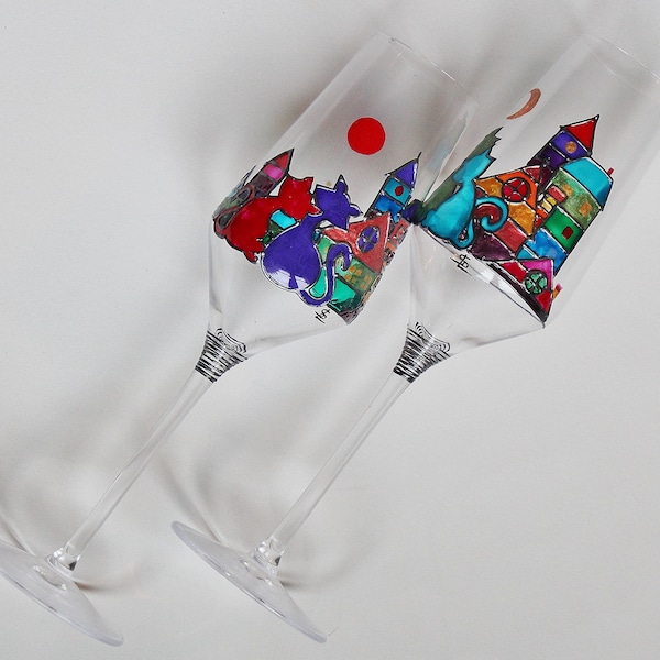 Duo de flutes à champagne multicolores peintes à la main sur le thème des chats amoureux sous la lune dorée et le soleil couchant