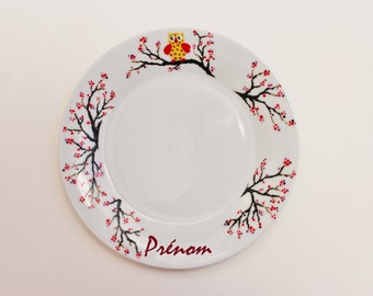 Assiette personnalisée sur le thème des chouettes en porcelaine artisanale peinte à la main assiette à dessert enfant 19cm, signée et daté