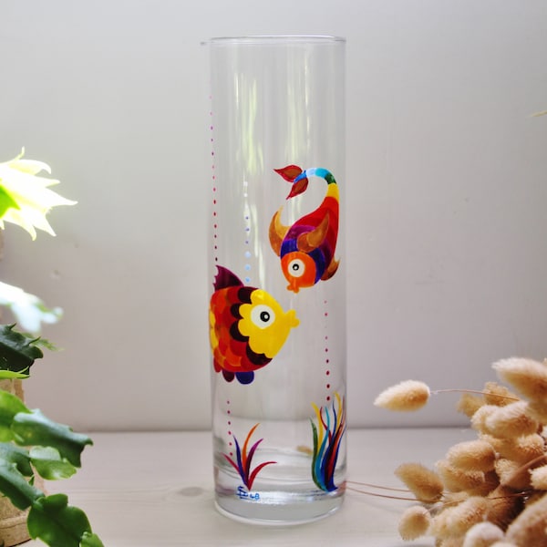 Joli vase artisanal peint à la main ou deux jolis petits poissons multicolores évoluent dans le vase objet signé et numéroté