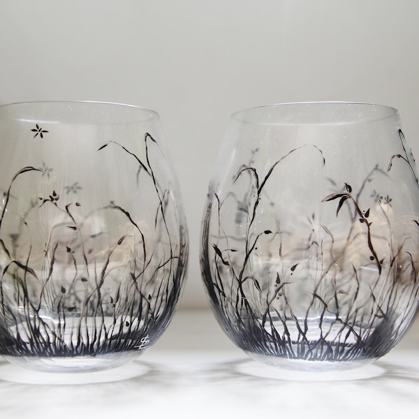 Duo de deux verres à whisky en cristal peints à la main de petites libellules volent au dessus des herbes folles