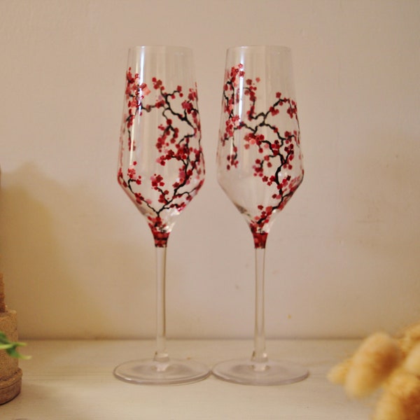 Lot de deux flutes à champagne peintes à la main personnalisable sur le thème des cerisiers du Japon au coloris rouges et noirs