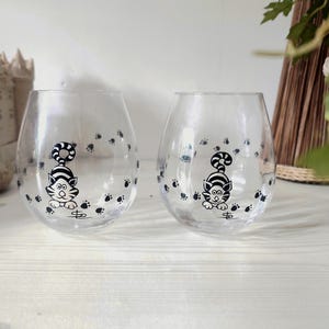 Un paio di bicchieri da whisky in cristallo dipinti a mano raffiguranti due piccoli gatti che ti osservano.