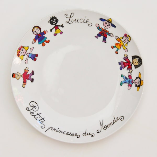 Assiette prénom personnalisable en porcelaine sur le thème des enfants du monde manuellement peinte, 19cm, signée et daté
