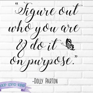 Puede incluir: Cita de caligrafía en blanco y negro sobre un fondo de ladrillo blanco. La cita dice "Figure out who you are & do it on purpose." -Dolly Parton.