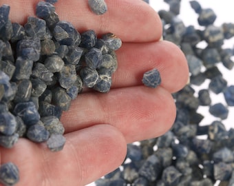 Małe surowe kawałki szafiru, surowy szafir, prawdziwy nieoszlifowany kryształ szafirowy, kamień urodzinowy września, kryształ leczniczy, surowy kamień szlachetny, SMSaph001