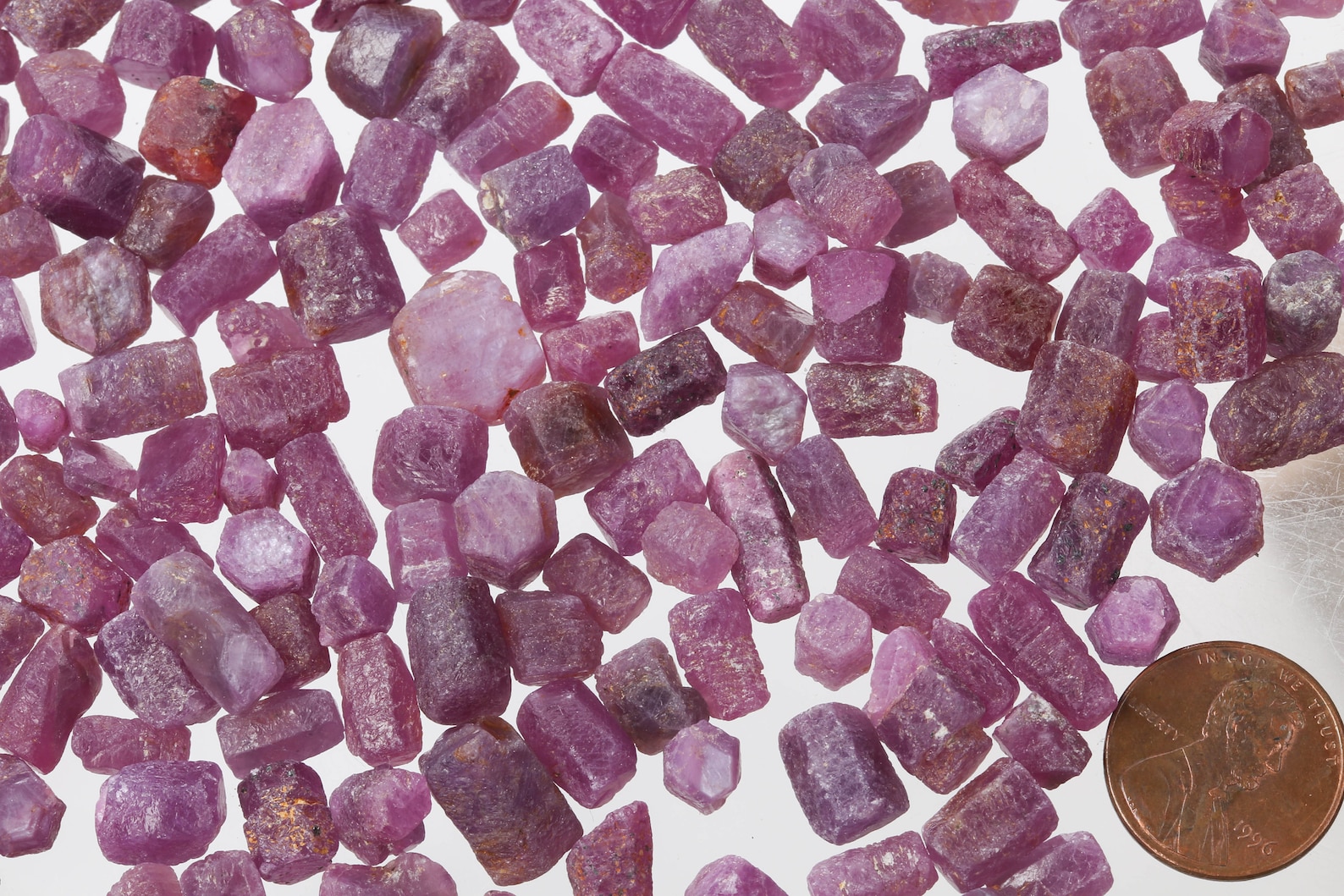 Petits morceaux de rubis brut, rubis brut, véritable cristal de rubis — free download