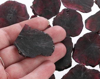 Duży surowy kawałek granatu: nieoszlifowany kryształ kamienia urodzinowego stycznia