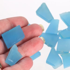 Stukken ruwe hemelsblauwe chalcedoon: genezende edelsteen (15-25 mm) SBChalc001