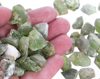 Surowe kawałki perydotu, surowy naturalny perydot, wióry perydotu, niewiercony perydot, kamień narodzin sierpnia, hurtowy kryształ perydotu, *Rawperidot005