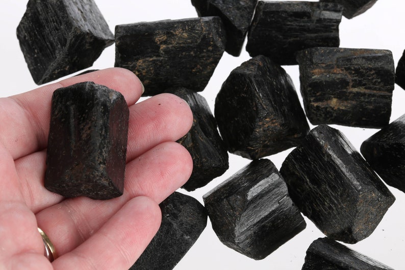 Duże surowe czarne kawałki turmalinu, surowy czarny kryształ turmalinu, surowy kryształ sztabkowy, hurtowy surowy kamień szlachetny, LBtourmaline003 zdjęcie 1