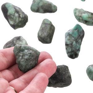 Grote ruwe smaragd stukken, ruwe smaragd, echte smaragd kristal, mei geboortesteen, helende kristal, bulk ruwe edelsteen, LEmerald002
