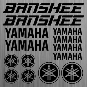 Peut inclure: Un ensemble d'autocollants noirs et blancs avec les mots "Banshee" et "Yamaha". Les autocollants sont conçus pour les motos et comprennent un logo Yamaha.