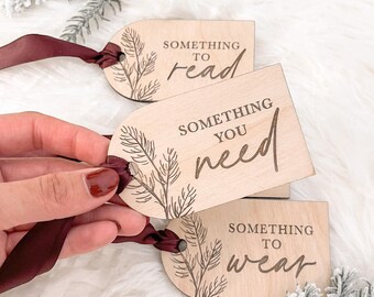 qualcosa di cui hai bisogno, qualcosa da leggere, qualcosa da indossare, qualcosa che desideri etichette, etichette regalo di Natale
