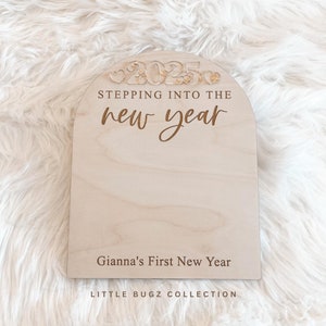 Entrando en el nuevo año, señal del primer año nuevo del bebé, señal con la huella del bebé para el año nuevo