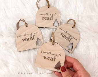 qualcosa di cui hai bisogno, qualcosa da leggere, qualcosa da indossare, qualcosa che desideri etichette, etichette regalo di Natale