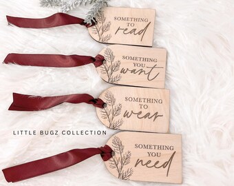 qualcosa di cui hai bisogno, qualcosa da leggere, qualcosa da indossare, qualcosa che desideri etichette, etichette regalo di Natale