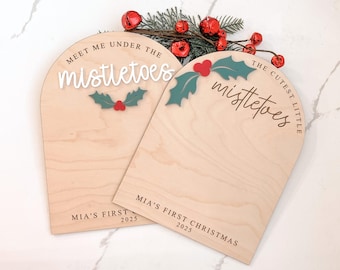Letrero personalizado con huella de muérdago para la primera Navidad del bebé