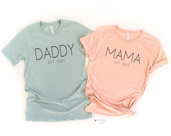 Mama est tshirt, Mommy est t-shirt, Daddy est t-shirt, Pregnancy announcement tee, BABY announcement tshirt, Matching mom and dad shirt