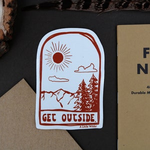 Pegatina "Sal a la naturaleza" / Calcomanía de aventura al aire libre / Pegatina de senderismo y naturaleza / Pegatina de explorador de montaña / Regalo para amantes del camping